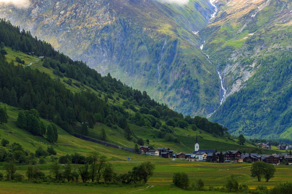 shveitsariia-ulrichen-goms-gory-skaly-ruchei-ushchele-dolina.jpg
