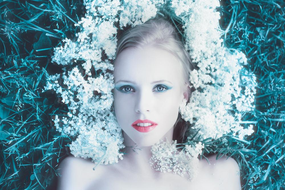 girl-with-flowers-1374221.jpg