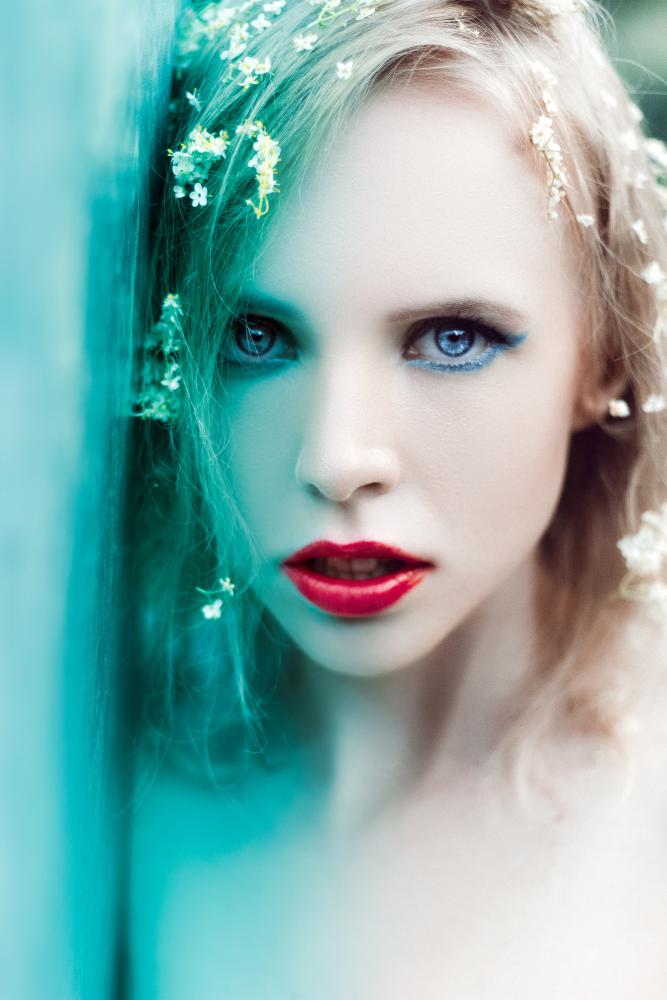 girl-with-flowers-1374223.jpg